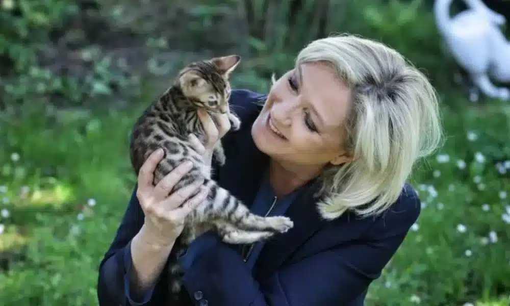 Marine Le Pen tenant un chat dans ses bras