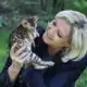 Marine Le Pen tenant un chat dans ses bras