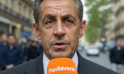 Nicolas Sarkozy parle au micro de Pediavenir qui lui est tendu. L'image a été générée par l'IA Grok.