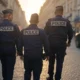 3 policiers marchant dans Paris. (IA)
